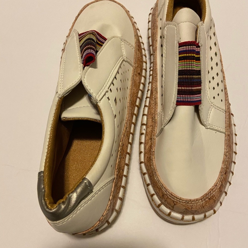 Woman’s Breathable bottom orthopedic flats.